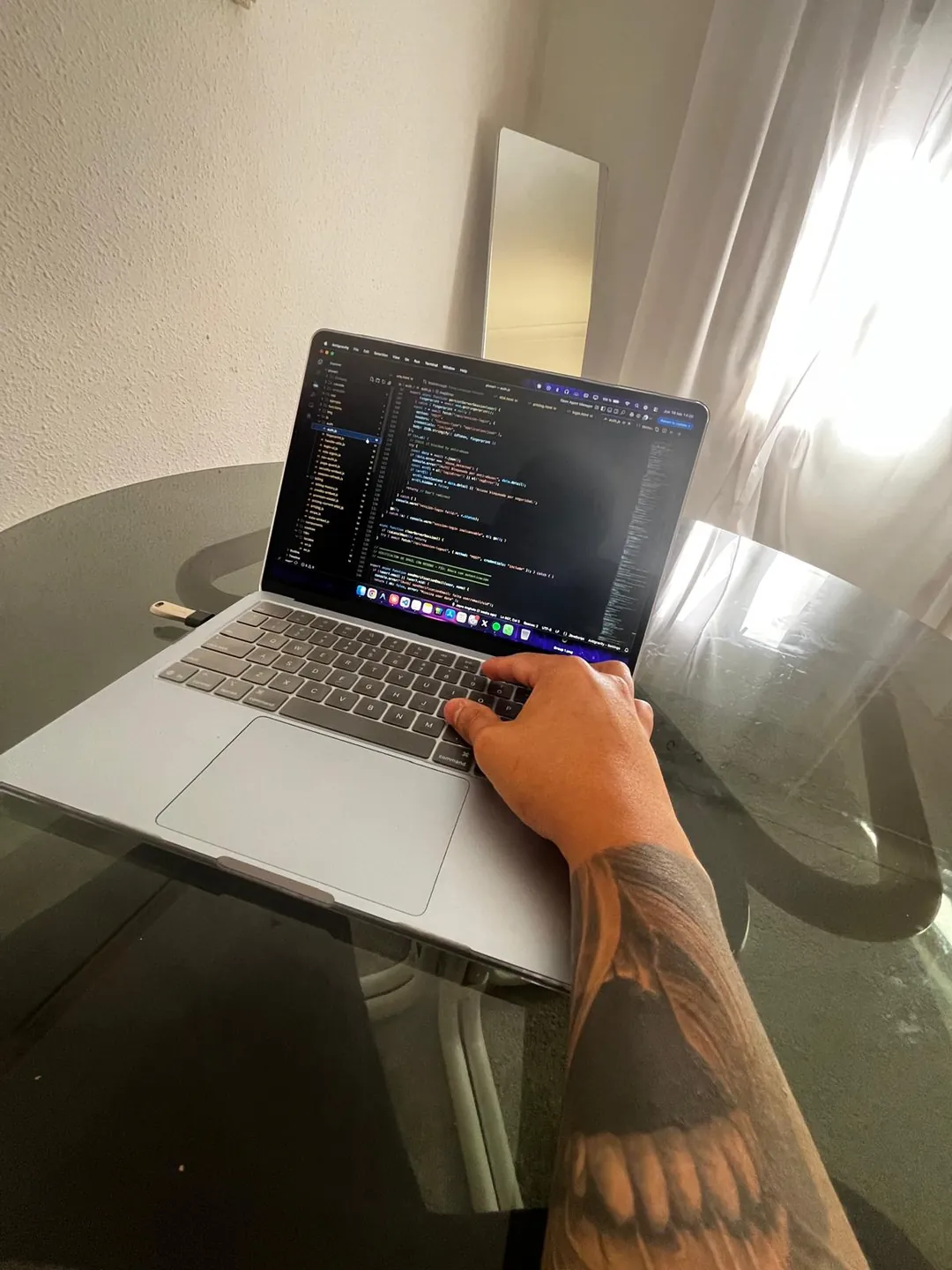 Jayro escribiendo código en su portátil