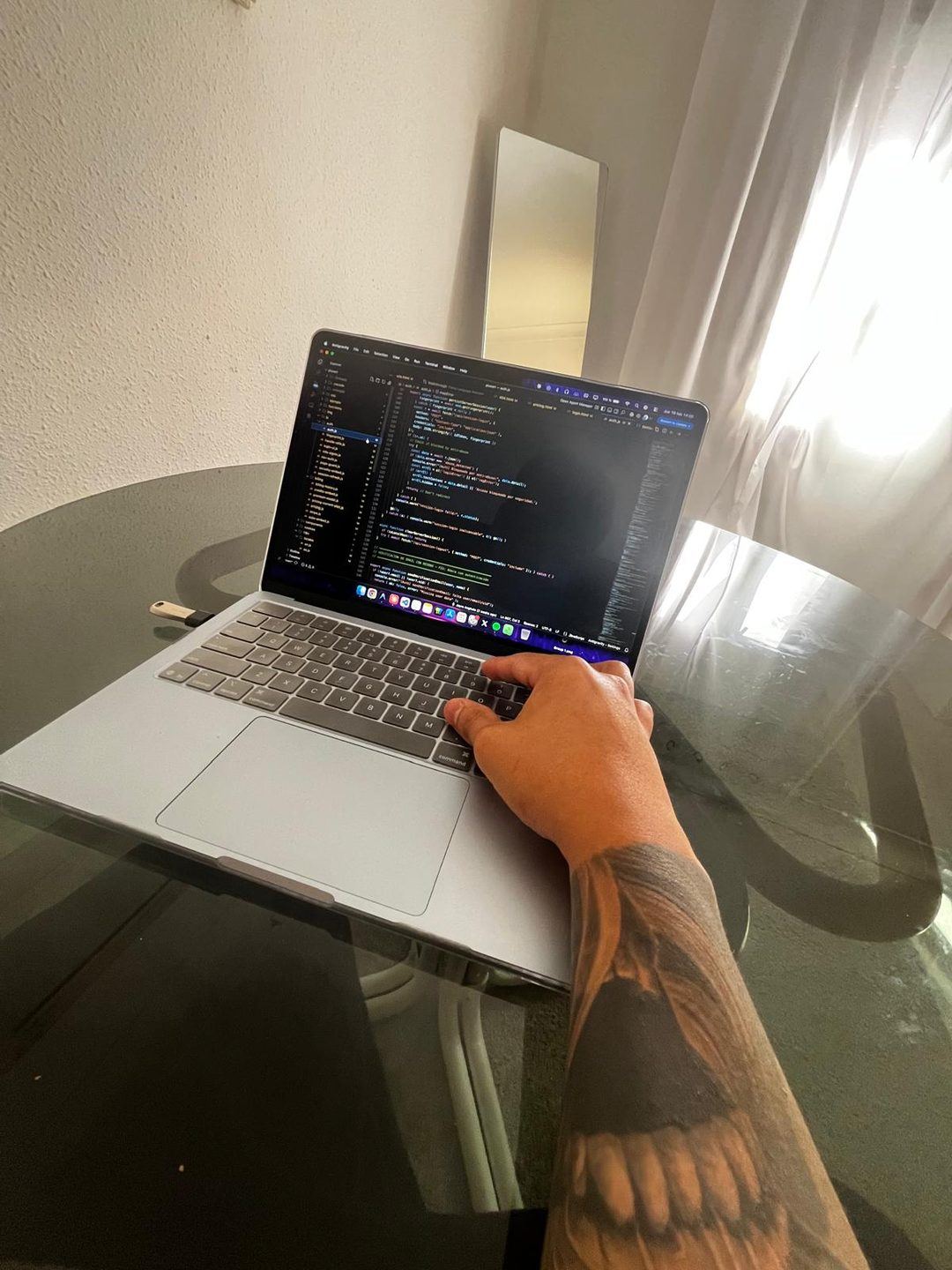 Jayro trabajando en un proyecto digital